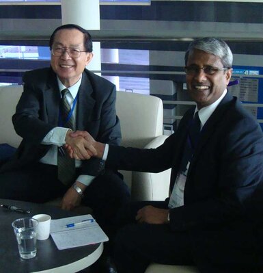 Meeting: Prayoon Shiowattana, Director of NIMT and Kamal Hossain, EURAMET Chairperson
Thaweesak Koanantakool (President of NTSDA), Prayoon Shiowattana (Director of NIMT) and Kamal Hossain (EURAMET Chairperson) exchanging views on metrology before their s