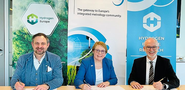 Jorgo Chatimarkakis (CEO Hydrogen Europe), Miruna Dobre (EURAMET Vice-Chairperson) and Luigi Crema (President Hydrogen Europe Research) signing the Memorandum of Understanding. Image: Courtesy of Hydrogen Europe