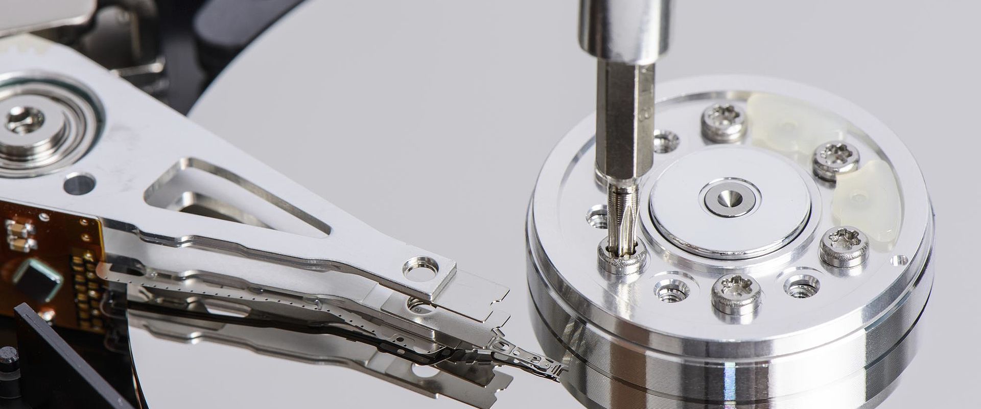 IND13 14038 iStock 62108336 disassemble Hard disk drive web