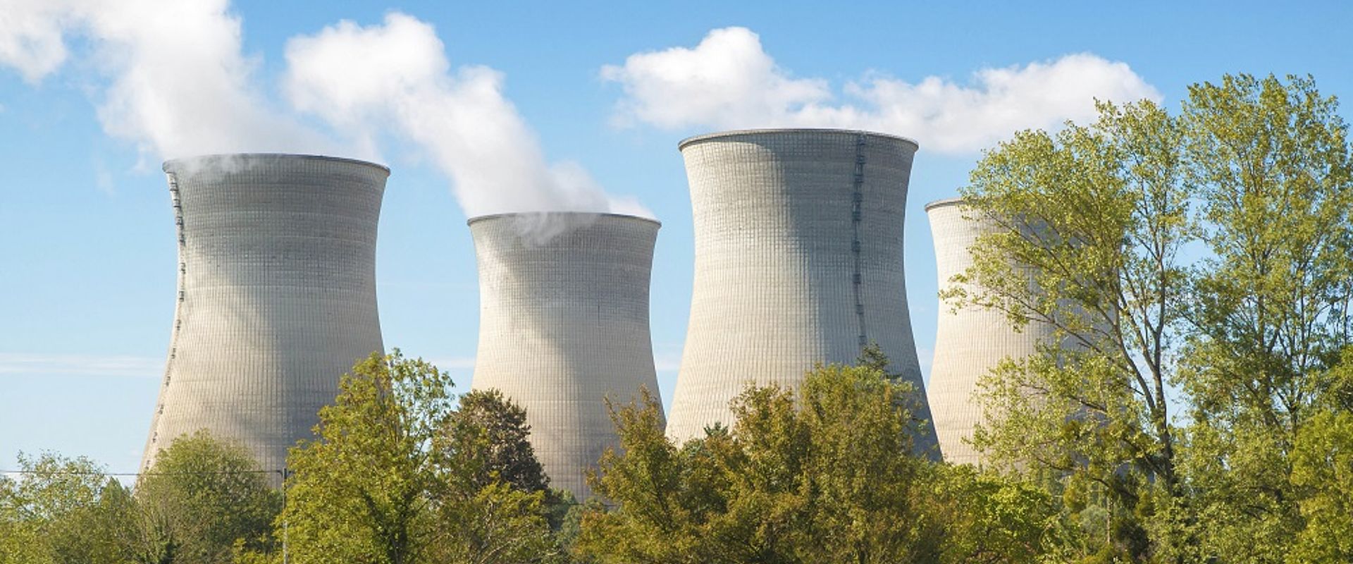 Nuclear power station with four cooling towers