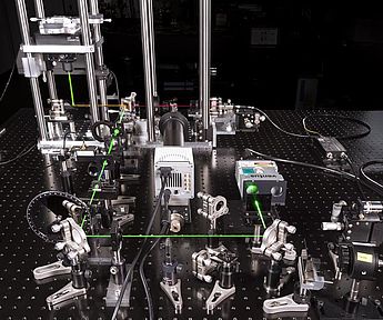 Image of the setup or the nitrogen-vacancy centre based absolute single-photon source provided by PTB