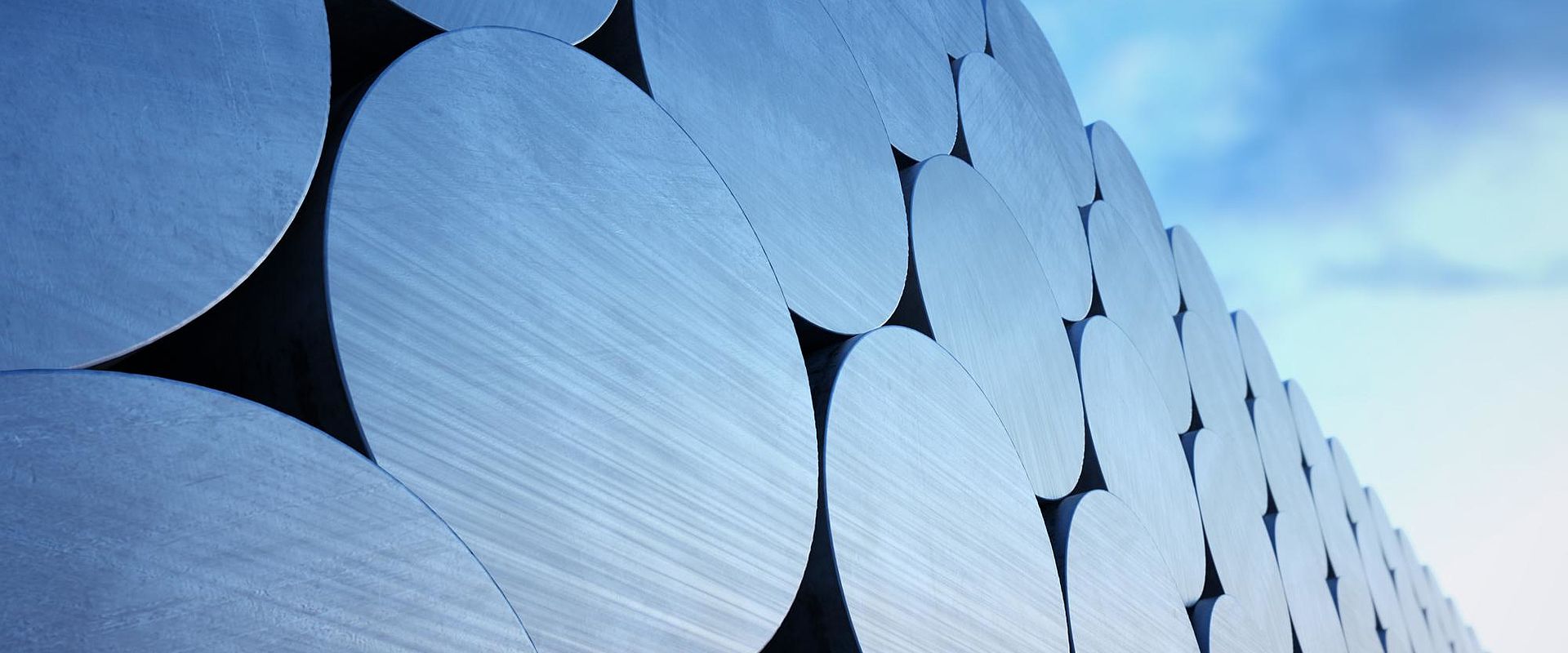 IND04 16014 iStock 25089141 Rows and stacks of aluminum bilets web