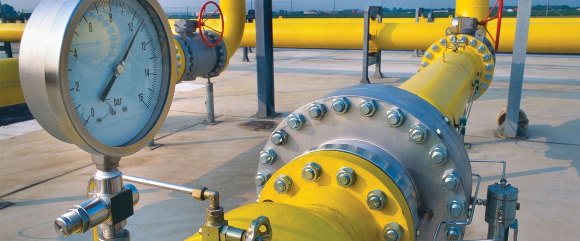 Manometer on yellow pipes in a gas distribution station - Project Picture ENG01 Image showing a Manometer