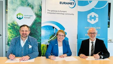 Jorgo Chatimarkakis (CEO Hydrogen Europe), Miruna Dobre (EURAMET Vice-Chairperson) and Luigi Crema (President Hydrogen Europe Research) signing the Memorandum of Understanding. Image: Courtesy of Hydrogen Europe