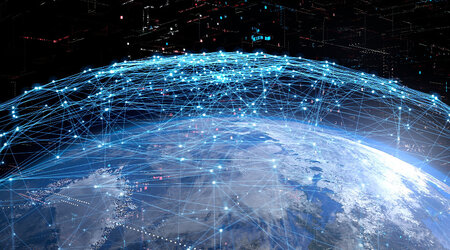 Artists impression of a global quantum network. Against a dark background the northern hemisphere of the world is shown, linked with blue communication lines