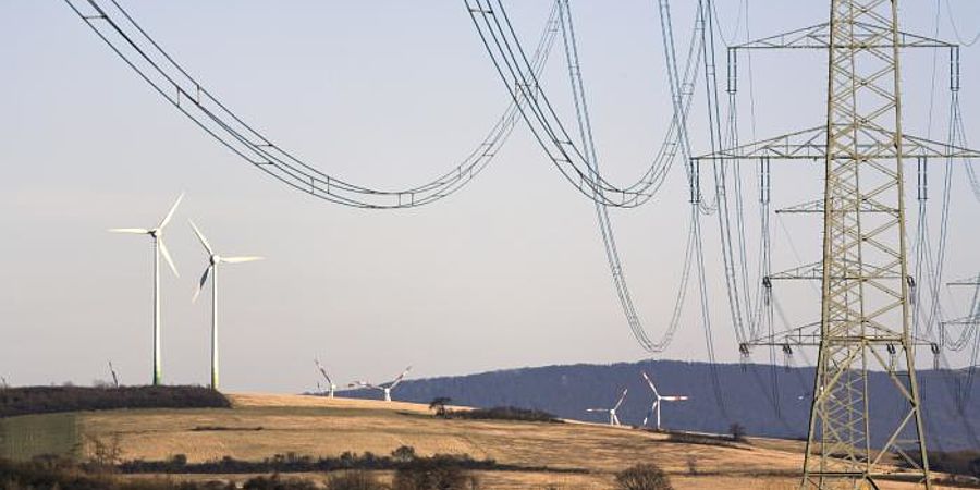 Wind turbine and power station