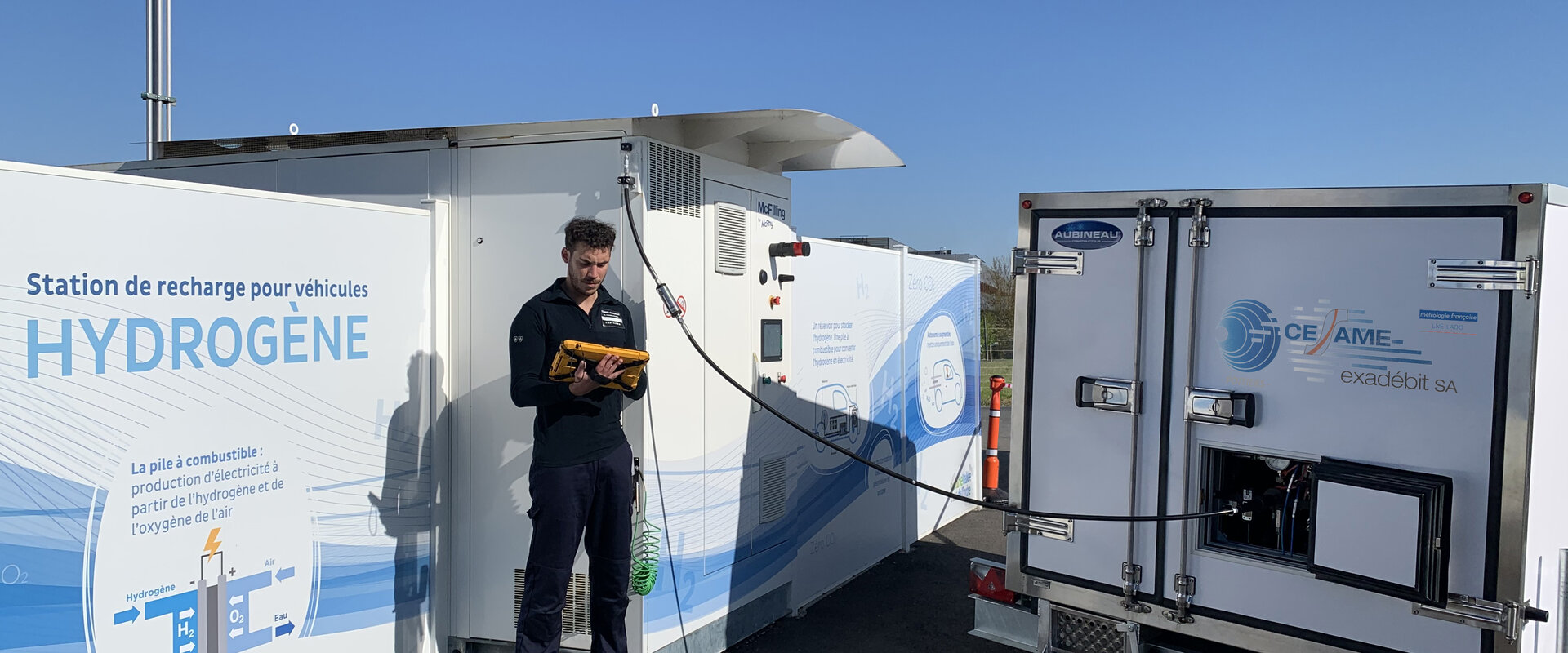 The Cesame-Exadebit mobile secondary measurement standard A technician monitors the Cesame-Exadebit mobile secondary measurement standard on a tablet computer while calibrating a hydrogen refuelling station