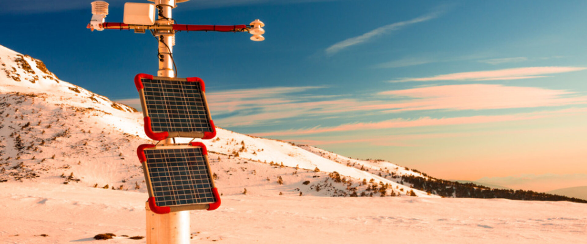 Meteorological station powered with solar panels picture id611172314
